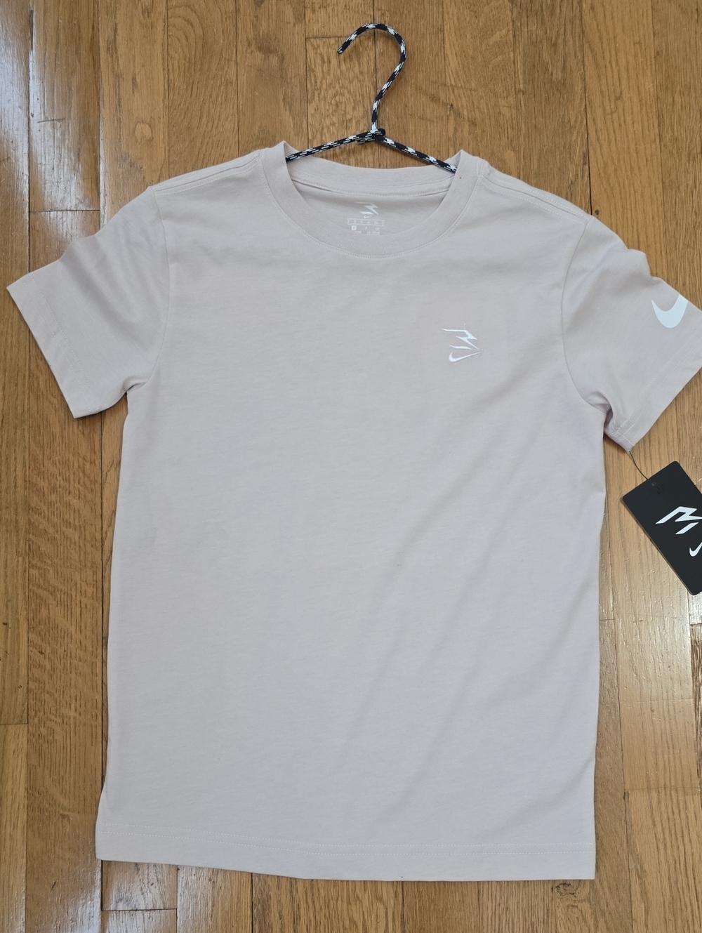 NIKE BRAND SIGNATURE BOYS TAN SHORT SLEEVES TEE-SHIRT SIZE SMALL 8-10 YEARS